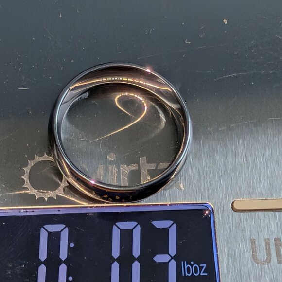 Mens Tungsten Ring Size 11.5 With Carbon Fiber Inlay - Picture 5 of 13